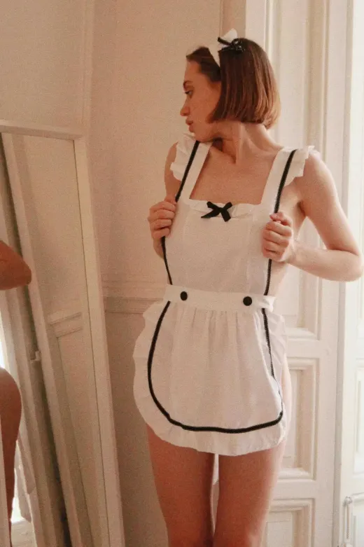 Рольовий костюм покоївки Pinafore від Spokusna, білий фартух із чорним кантом, вигляд спереду